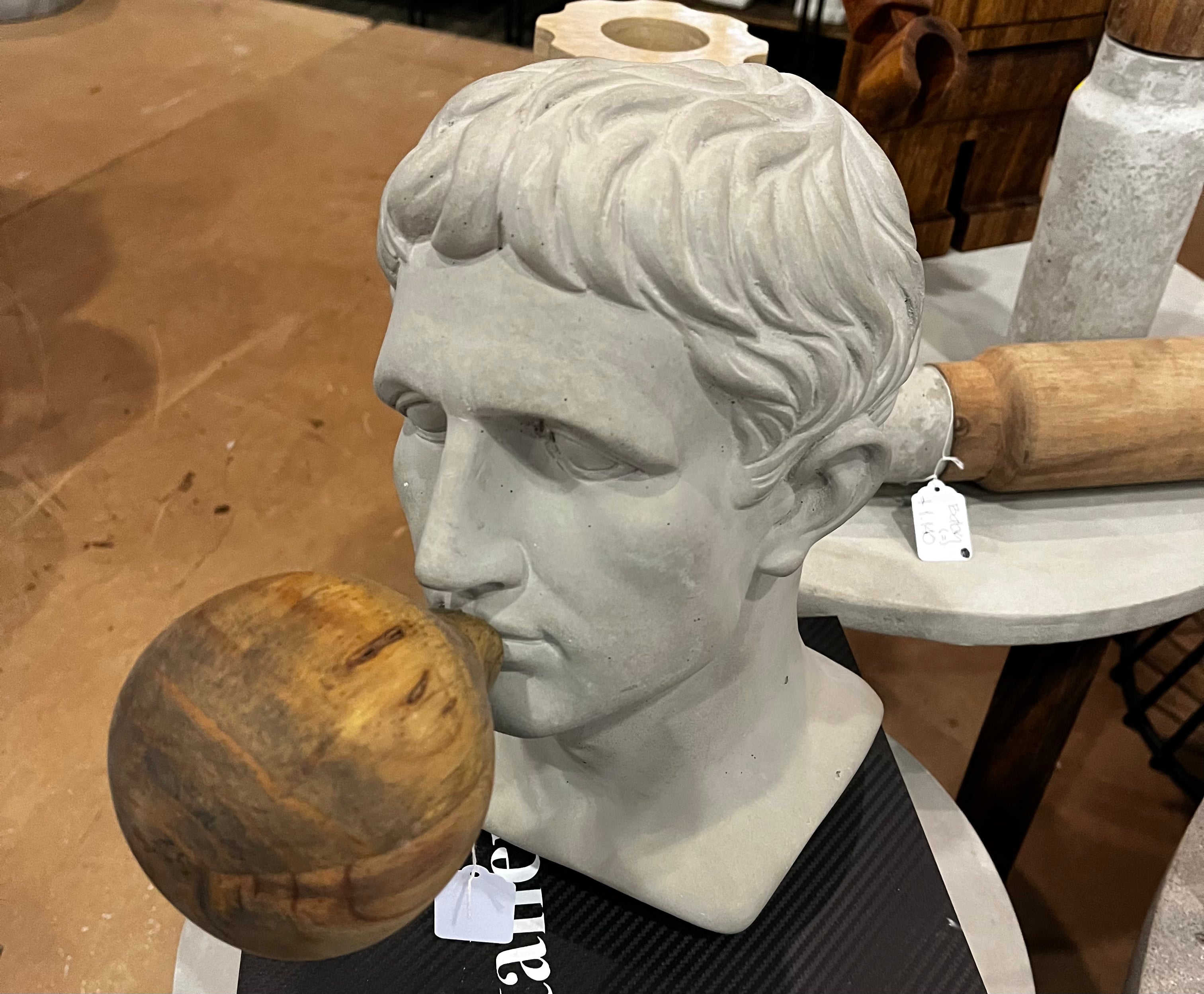 Busto con chicle de madera