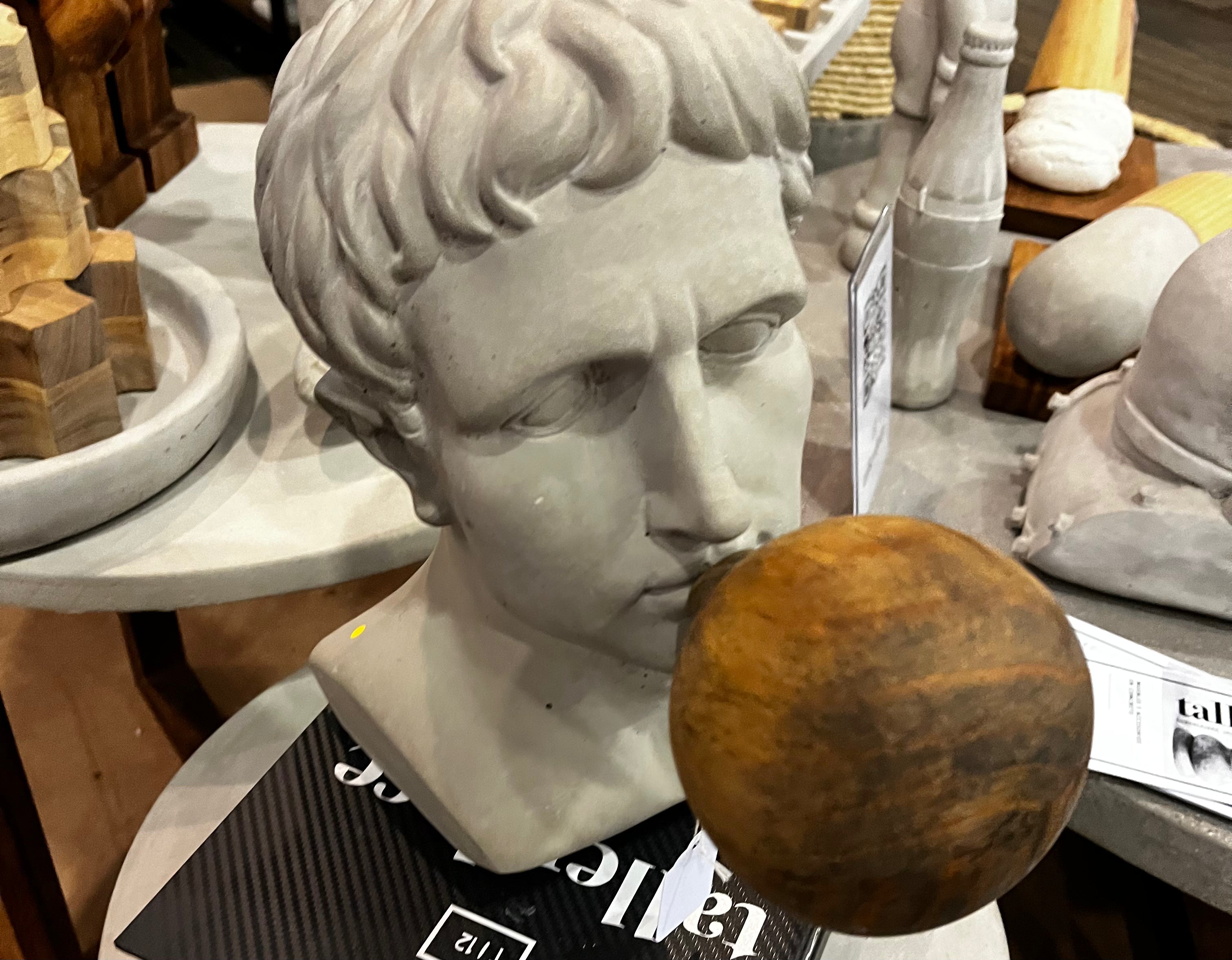 Busto con chicle de madera
