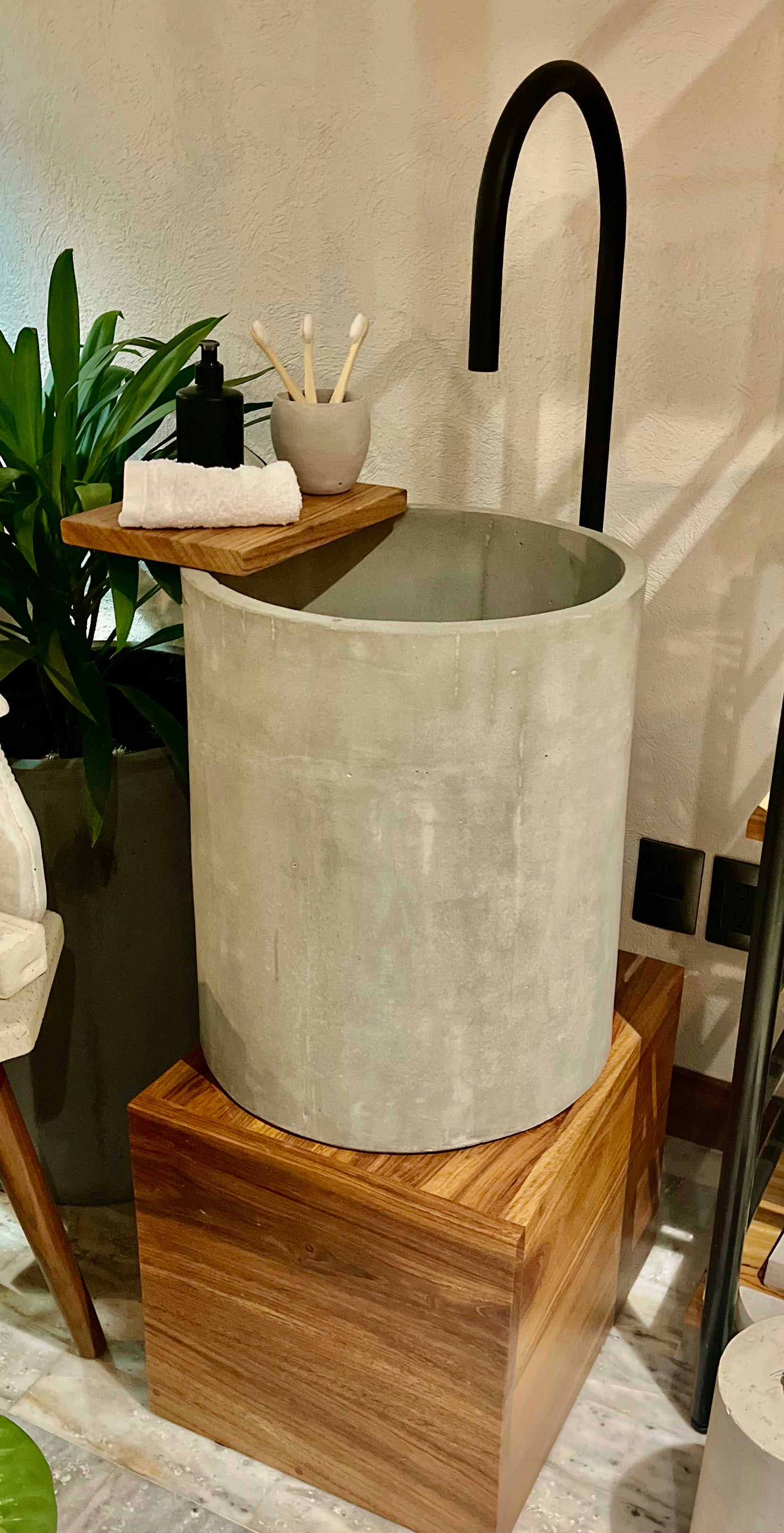 Lavabo pedestal y madera
